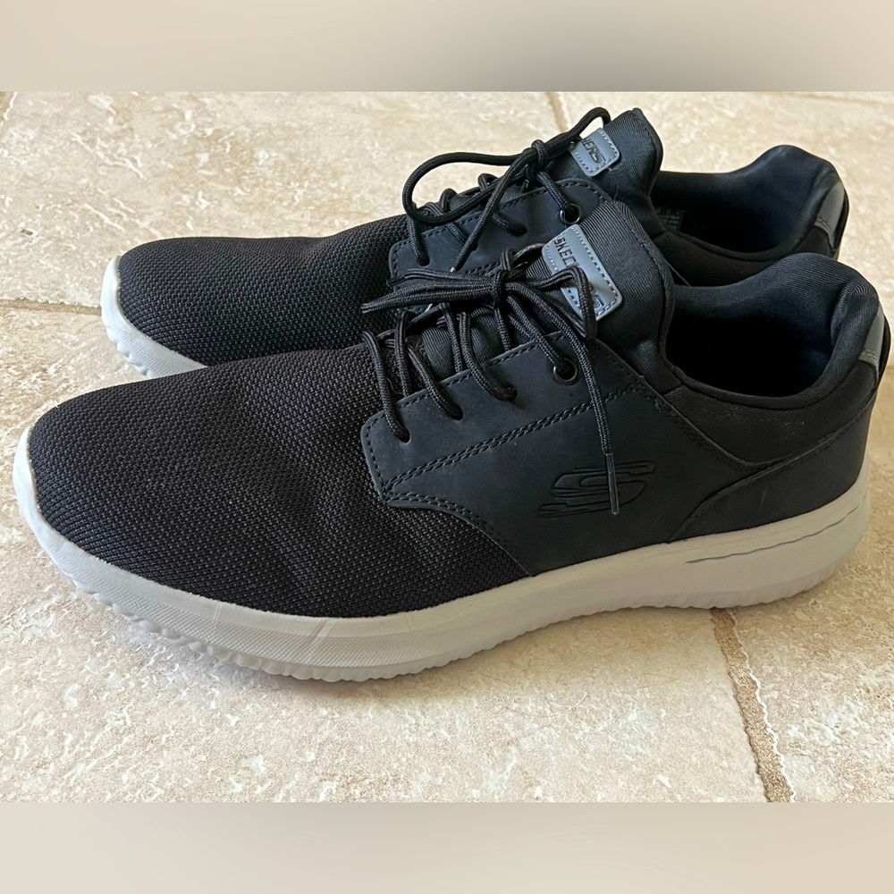 New  Skechers Mens Athletic Shoes size 12  Delson model is air cooled